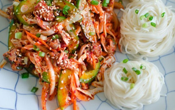 Cho tất cả rau củ ốc, nguyên liệu vừa sơ chế vào trong bát lớn. Cho dấm, đường, tương ớt, muối, vừng rang vào bát nhỏ, dùng thìa trộn đều. Sau đó, cho bát nước dùng vào tô nguyên liệu vừa sơ chế rồi trộn đều cho rau cải thấm gia vị. Dùng chung với bún. Ảnh: vnngon.com.