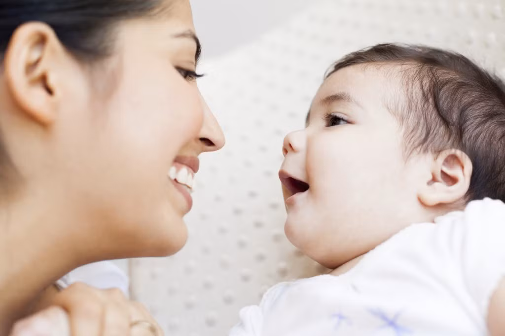 1. Thường xuyên nói chuyện, giao tiếp với bé. Từ khi bé còn trong bụng mẹ, vừa chào đời và trong quá trình bé lớn lên, những câu chuyện, lời thủ thỉ của bố mẹ có ý nghĩa vô cùng quan trọng trong việc bé nhanh biết nói. Bé sẽ đáp trả lại bạn bằng hành động và ngôn từ bởi bé hiểu và cảm nhận được tất cả đấy. Ảnh: BloomySpa.vn.