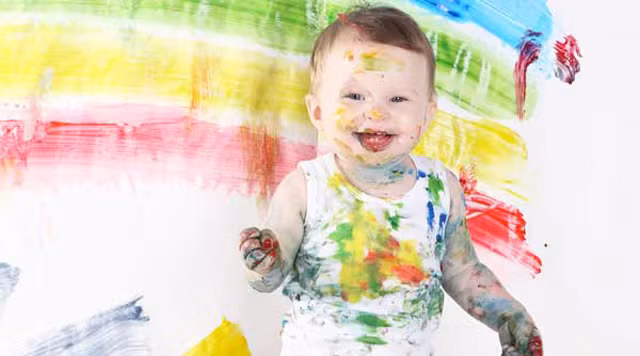 9. Dành một không gian nhỏ cho bé vẽ hoặc viết: Bạn nên để một không gian nhỏ trong nhà nơi có sẵn giấy, vở, bút chì, bút màu, bảng viết, phấn để bé có thể thỏa sức theo đuổi những sáng tạo riêng như vẽ một bức tranh, tô lại chữ cái hay những từ bé nhìn thấy quanh nhà. Ảnh: gocnhocuacon.wordpress.com.