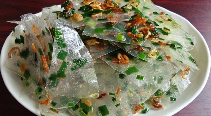 Cho hành lá đã cắt vào chảo tỏi và phi để thành mỡ hành. Nêm muối, tôm, đường vào chén đó và để hơi nguội. Cắt bánh tráng thành những miếng vừa ăn rồi đổ hỗn hợp trên vào bánh tráng. Rắc hành phi lên trên ăn sẽ rất ngon. Thêm quất nếu muốn. Ảnh: bachhoaxanh.com.