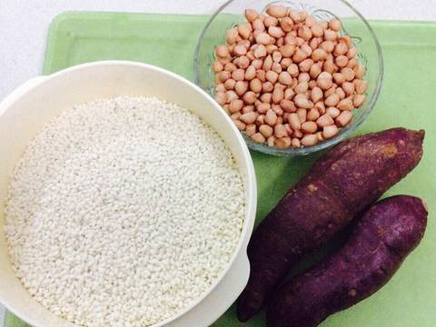 2. Xôi khoai, lạc mỡ hành phi. Nguyên liệu: Gạo nếp, khoai tím, lạc, muối, hành phi. Gạo nếp vo sạch nhiều lần nước. Lạc bóc vỏ và luộc chín. Ảnh: cookpad.com.