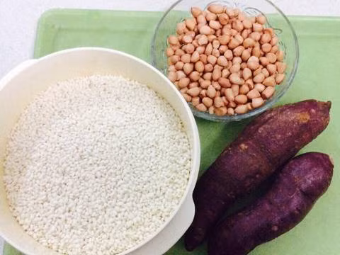 2. Xôi khoai, lạc mỡ hành phi. Nguyên liệu: Gạo nếp, khoai tím, lạc, muối, hành phi. Gạo nếp vo sạch nhiều lần nước. Lạc bóc vỏ và luộc chín. Ảnh: cookpad.com.