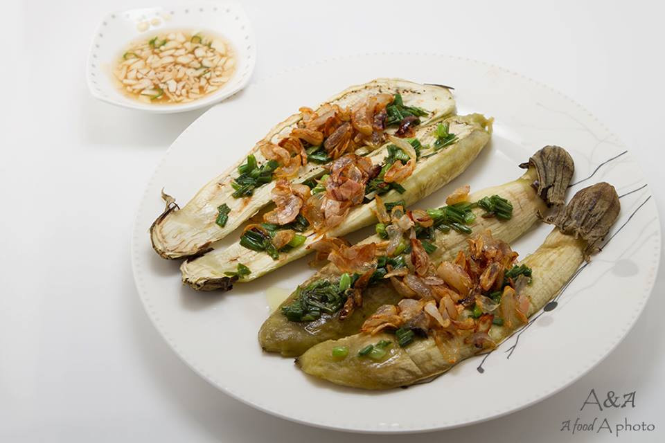 Cà tím nướng vàng, lột vỏ, sau đó tước từng sợi mỏng. Trộn đều hành phi với cà tím. Món này chấm với nước mắm giã ớt tỏi. Ảnh: afoodaphoto.com.