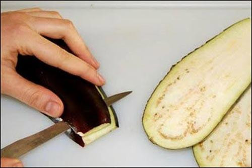 1. Cà tím nướng trộn hành phi. Nguyên liệu: Cà tím, hạt nêm, nước mắm, hành phi thơm, bột ngọt. Cà tím rửa sạch nướng chín vàng. Ảnh: AmThuc365.vn.