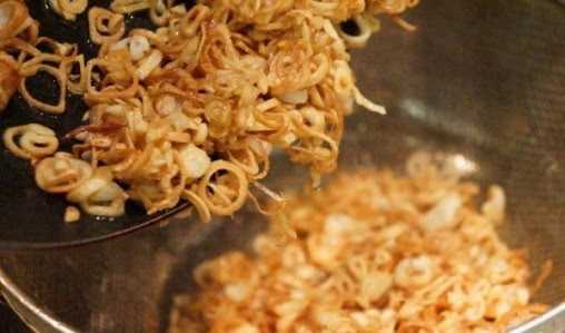 Chuẩn bị một cái rổ hay vợt inox kê trên một cái bát tô để hứng dầu. Khi hành đã vàng nhưng dầu vẫn còn nóng thì các bạn đổ toàn bộ hành và dầu vào rổ hay rá. Phần dầu nóng sẽ lỏng hơn so với khi để nguội nên sẽ dễ dàng chảy hết xuống bên dưới, không bị đọng nhiều vào hành. Ảnh: sites.google.com.