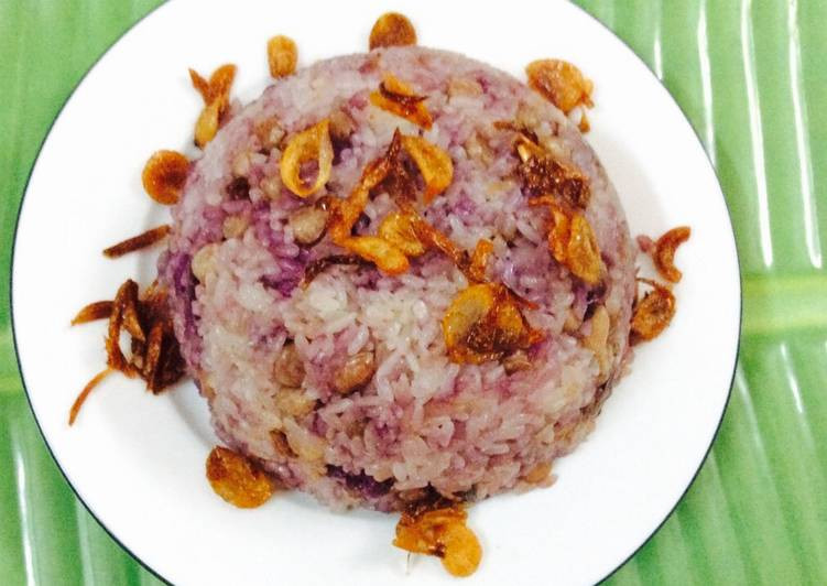 Khoai nạo vỏ, cắt lát hoặc khúc. Khi xôi chín thì cho mỡ lợn vào nồi và đảo đều cả lạc, nếp, khoai. Rắc hành phi lên trên là hoàn thành. Ảnh: cookpad.com.