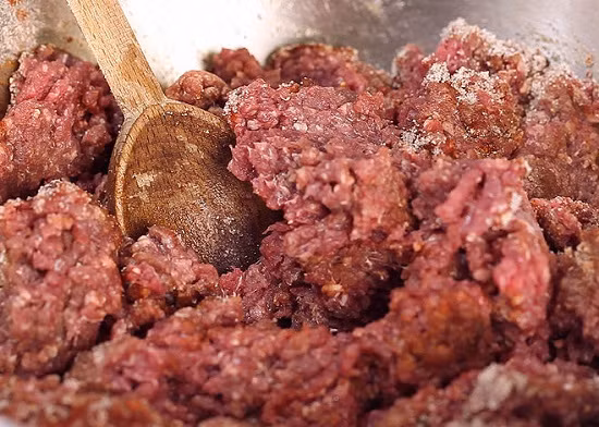 2. Thịt nhồi xúc xích. Muốn xúc xích không bị khô cứng, nếu làm từ thịt lợn nên chọn chỗ không có mỡ, còn nếu thịt bò thì chọn phần thịt vai. Sau đó thái nhỏ và cho thịt vào máy xay nhuyễn như giò là được. Ảnh: Chanhtuoi.com.