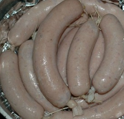 5. Hấp xúc xích. Cắt xúc xích đã nhồi vào nồi hấp. Lưu ý, khi nước trong nồi hấp đã sôi thì nên để lửa vừa, nếu không xúc xích dễ bị nứt vỏ. Ảnh: blog-phaidep.blogspot.com.