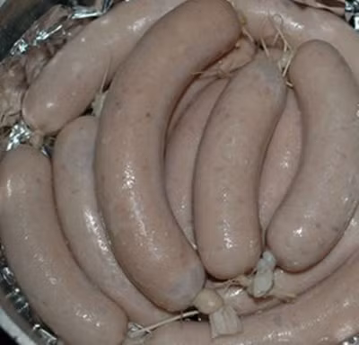 5. Hấp xúc xích. Cắt xúc xích đã nhồi vào nồi hấp. Lưu ý, khi nước trong nồi hấp đã sôi thì nên để lửa vừa, nếu không xúc xích dễ bị nứt vỏ. Ảnh: blog-phaidep.blogspot.com.