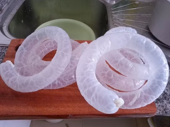 Khi lòng đã mỏng như mong muốn, đem phơi ngoài nắng một lát để vỏ xúc xích được dai, khi hấp không bị nứt. Ảnh: toinayangi.vn.