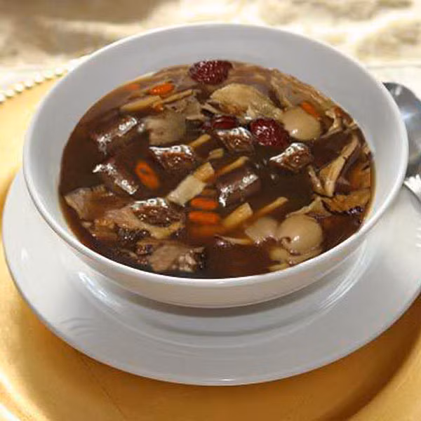 Có một số món ăn bài thuốc trong Đông y có thể ngăn ngừa nhiễm chất phóng xạ. Nhân sâm 100g, hoàng kỳ 100g, đương quy 100g sấy khô, sao qua, tán bột mịn, trộn đều, mỗi ngày uống 2 lần, mỗi lần 5g. Đan sâm 300g, tam thất 100g sấy khô, sao qua, tán thành bột, trộn đều. Mỗi ngày uống 10g chia làm 2 lần. Ảnh: ysiyhoccotruyen.com.