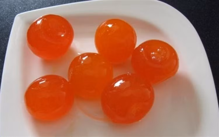 2. Trứng hấp trứng muối. Nguyên liệu: Thịt nạc xay, trứng gà, lòng đỏ trứng muối cắt hạt lựu, nấm hương khô, mộc nhĩ, nước dùng gà, dầu ăn, hành lá, hành băm. Trộn thịt xay với các nguyên liệu nấm hương khô, mộc nhĩ, hành lá với ít hạt nêm. Ảnh: cookky.vn.