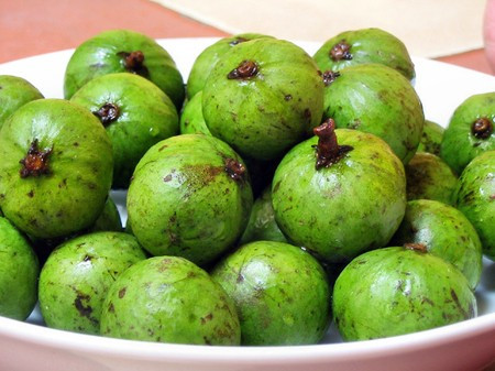 2. Canh sấu rau muống. Nguyên liệu: Rau muống, quả sấu, sườn non, hành khô, gia vị. Thịt băm hay sườn ướp với hành khô băm nhỏ, nước mắm, để 15 phút cho ngấm. Ảnh: hanhphucgiadinh.vn.