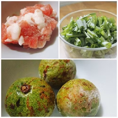 1. Canh sấu thịt băm. Nguyên liệu: Thịt băm, sấu xanh, rau rút, hành khô, hành lá, rau mùi, cà chua, gia vị. Cho 1 chút dầu ăn vào chảσ, đun nóng và phi thơm hành khô, cho thịt băm vào đảσ đều, sau khi thịt đã săn lại cho sấu đã nạo vỏ vào đảσ cùng. Ảnh: Lamsao.com.