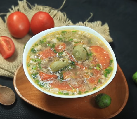 Đổ bát nước vào nồi canh, cho to lửa, đun đến khi canh sôi thì cho rau rút vào và đun sôi. Sau đó cho nước mắm, mì chính, hạt tiêu vừa ăn, tiếp tục cho hành lá và rau mùi lên trên là hoàn thành. Ảnh: niemdame.com.vn.