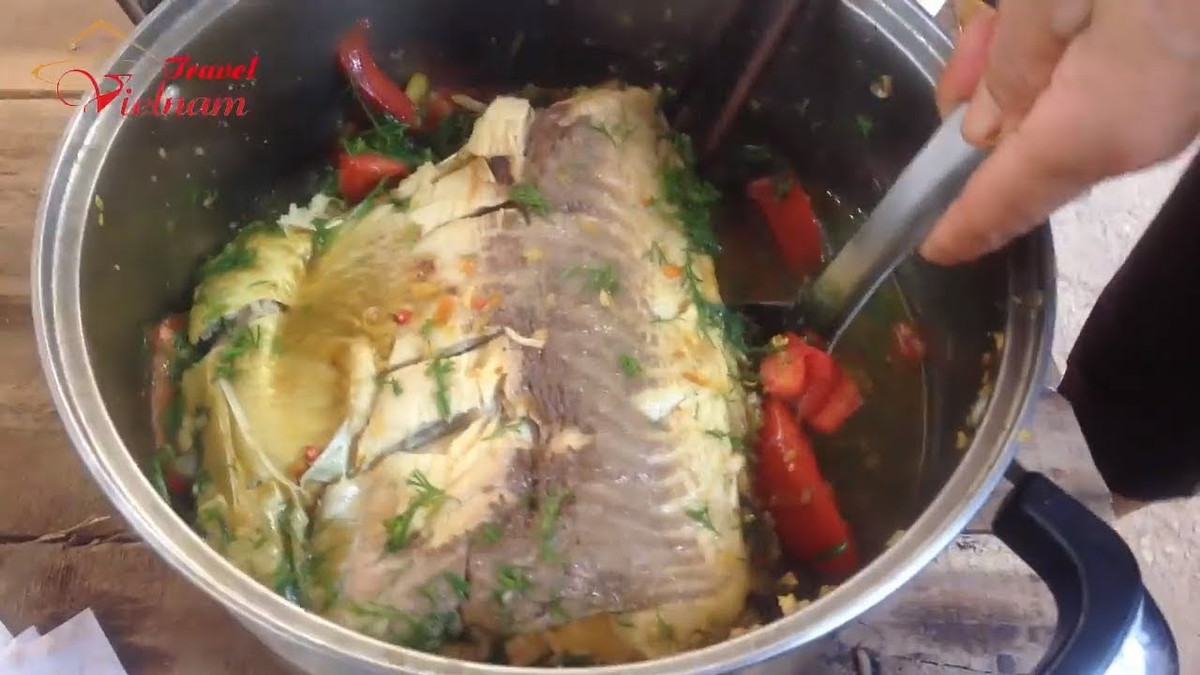 Thịt thăn lợn rửa sạch rồi băm nhuyễn trộn với ngũ vị tử, long cốt, hàu sữa rồi ướp chút gia vị cho vừa ăn. Bắc chảo lên cho phần nguyên liệu này vào xào chín. Cá hấp chín bày ra đĩa rồi lúc cá còn nóng thì trút phần nguyên liệu gồm thăn heo, hàu sữa, long cốt, ngũ vị tử lên trên cá. Món này nên dọn ra ăn nóng với cơm, mỗi ngày ăn một lần. Ảnh: youtube.com.