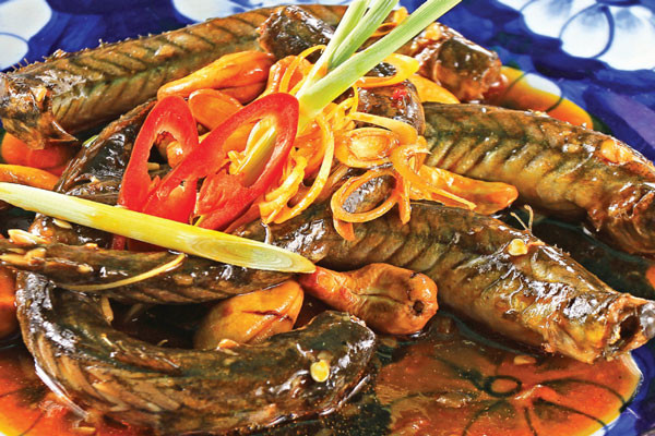 Sau đó các bạn mở nồi ra và cho rượu vào xấp mặt cá, hạ nhỏ lửa đun kĩ trong 30 phút. Sau 30 phút thì lấy cá ra ăn nóng, có thể húp thêm phần rượu. Món ăn này ăn liên tục trong 1 tuần lễ. Ảnh: cakholangvudai.com.