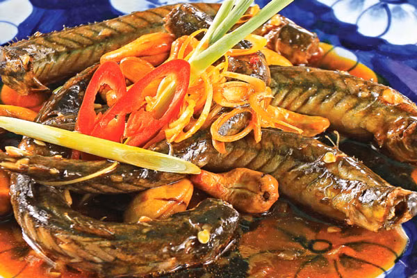 Sau đó các bạn mở nồi ra và cho rượu vào xấp mặt cá, hạ nhỏ lửa đun kĩ trong 30 phút. Sau 30 phút thì lấy cá ra ăn nóng, có thể húp thêm phần rượu. Món ăn này ăn liên tục trong 1 tuần lễ. Ảnh: cakholangvudai.com.