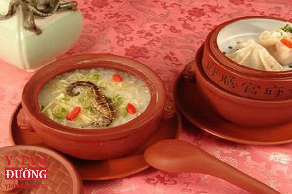 Nguyên liệu: Cá ngựa, nấm hương, gà con, gia vị, hành, gừng. á ngựa chúng ta làm sạch, bỏ phần ruột. Gà con làm tương tự, bỏ lông, bỏ ruột. Nấm hương ngâm cho nở ra và rửa sạch, cắt làm đôi. Ảnh: ytamduong.vn.