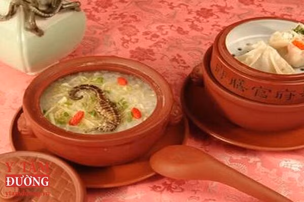 Nguyên liệu: Cá ngựa, nấm hương, gà con, gia vị, hành, gừng. á ngựa chúng ta làm sạch, bỏ phần ruột. Gà con làm tương tự, bỏ lông, bỏ ruột. Nấm hương ngâm cho nở ra và rửa sạch, cắt làm đôi. Ảnh: ytamduong.vn.