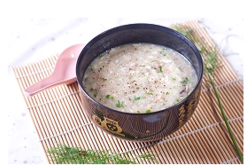 Đầu tiên luộc chín gà, rút xương gà ra rồi cho thịt gà, cá ngựa vào một nồi đất để hầm với nước. Cho thêm nấm hương, gừng, hành củ và chút rượu, gia vị vào nồi đun. Đun nhỏ lửa sau 30 phút là được. Khi bắc ra có thể cho thêm hành tươi đã cắt khúc. Món này dùng nóng chữa xuất tinh sớm ở nam giới cực kì hiệu quả. Ảnh: Congly.vn. (Thông tin chỉ mang tính chất tham khảo, trước khi sử dụng bài thuốc vui lòng hỏi ý kiến bác sĩ).