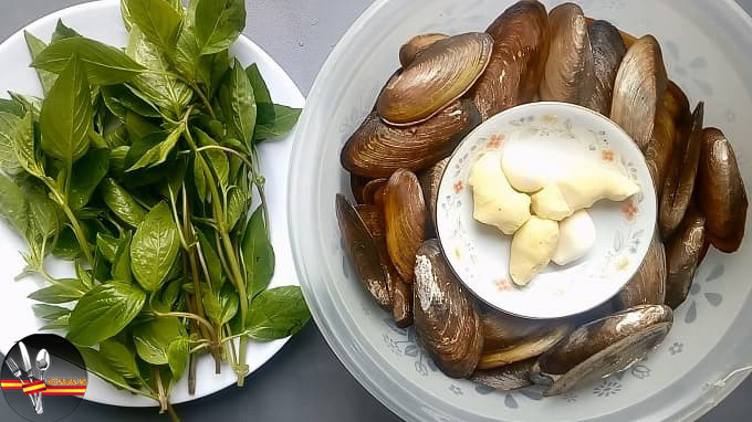 3. Chem chép xào húng quế. Nguyên liệu: Chem chép, tỏi, húng quế, gia vị. Rửa thật sạch chem chép. Trụng sơ chem chép có thể bớt vỏ chem chép. Cho 4 muỗng Đường + 3 muỗng nước lạnh nấu tan đường cho 2 muỗng nước mắm. Ảnh: hocnauan.me.