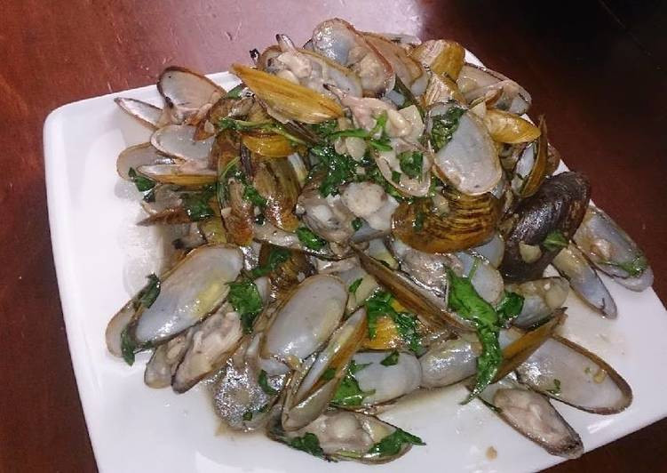 Lấy 1 phần tỏi phi cho vào chảo xào với chem chép cho chín, thêm nước mắm đã pha vào xào đều cho húng quế vào có thể nêm nếm lại. Phi phần tỏi còn lại giòn cho lên trên mặt chem chép. Trộn đều. Ảnh: cookpad.com.