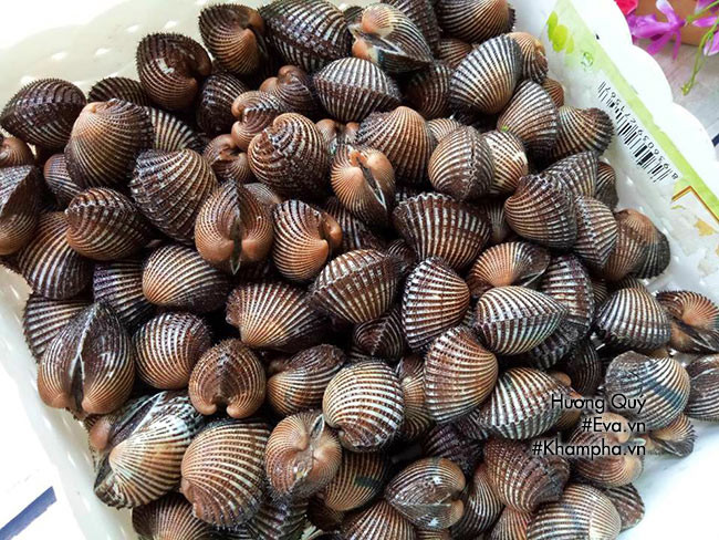 1. Sò huyết xào húng quế. Nguyên liệu: Sò huyết, kiệu ngâm chua ngọt, tỏi, nước cốt me, gia vị, mè rang vàng, rau húng quế. Ảnh: eva.vn.