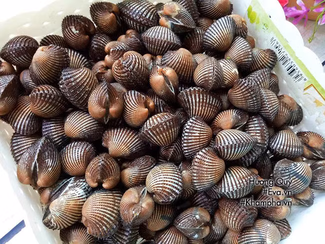 1. Sò huyết xào húng quế. Nguyên liệu: Sò huyết, kiệu ngâm chua ngọt, tỏi, nước cốt me, gia vị, mè rang vàng, rau húng quế. Ảnh: eva.vn.