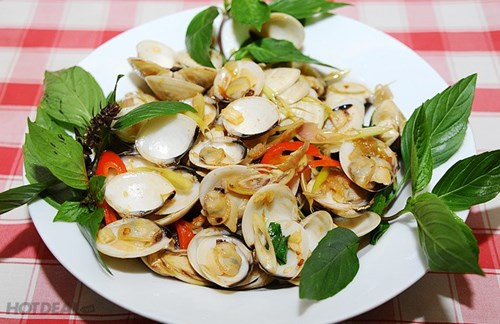 Cho nước mắm, đường và tiếp tục đảo để thịt ngao ngấm gia vị. Lưu ý vì vị ngao đã mặn sẵn nên lượng nước mắm có thể bớt đi tùy khẩu vị. Cuối cùng cho rau húng quế vào, đảo đều một lần nữa rồi tắt bếp. Ảnh: 7monngonmoingay.net.