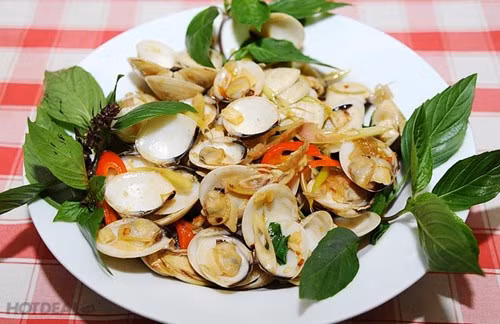 Cho nước mắm, đường và tiếp tục đảo để thịt ngao ngấm gia vị. Lưu ý vì vị ngao đã mặn sẵn nên lượng nước mắm có thể bớt đi tùy khẩu vị. Cuối cùng cho rau húng quế vào, đảo đều một lần nữa rồi tắt bếp. Ảnh: 7monngonmoingay.net.