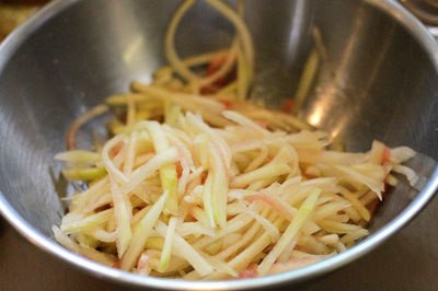 1. Nộm vỏ dưa hấu. Nguyên liệu: Vỏ dưa, lạc nhân rang, cà rốt, cà chua, rau mùi, gia vị: tỏi, muối, đường, dấm. Vỏ dưa gọt bỏ phần xanh, cắt thành miếng dài chừng 5 cm rồi thái mỏng. Gọt vỏ, khía rãnh tạo cánh hoa cho của cà rốt, rửa sạch rồi thái mỏng như cùi dưa. Ảnh: webtretho.com.