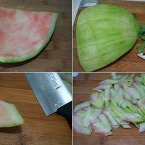 3. Vỏ dưa hấu xào ớt chuông. Nguyên liệu: Vỏ dưa, ớt chuông. Vỏ dưa rửa sạch, gọt sạch vỏ xanh bên ngoài, thái lát miếng nghiêng góc 60 độ, để lát dưa có bản lớn rộng hơn. Ảnh: Cooky.vn.