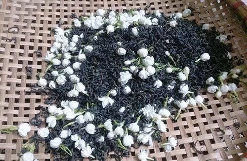 3. Trà ướp hoa nhài. Nguyên liệu: Hoa nhài khô, trà hương, mật ong. Hoa nhài khô dùng nước đun sôi tráng sạch, để ráo nước. Ảnh: chehanoi.com.