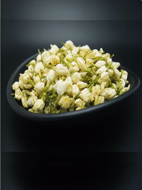 2. Hoa nhài kho đậu phụ. Hoa nhài, đậu phụ, dầu ăn, xì dầu, đường. Hoa nhài tươi cho vào nước muối rửa sạch, để ráo nước. Đậu phụ rửa sạch, cắt miếng, cho vào rán vàng 2 mặt. Ảnh: zeno.com.vn.