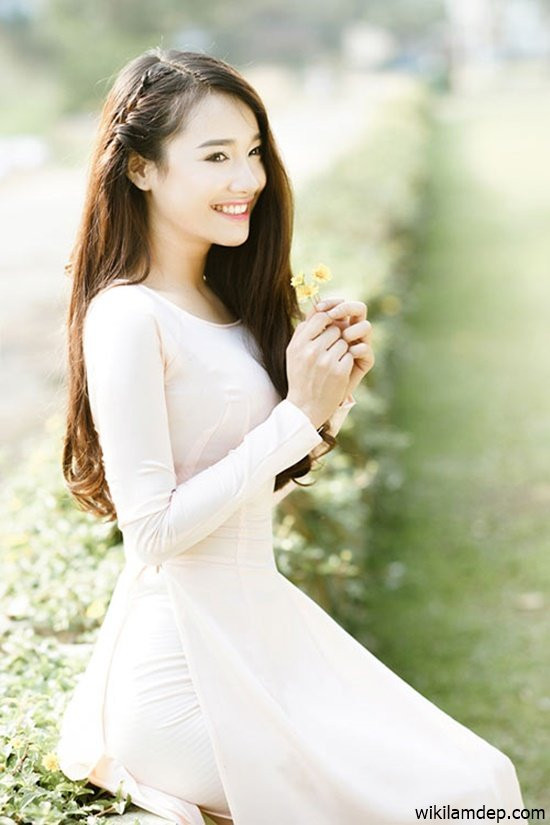 Có một phá cách hơn với kiểu tóc này đó là buộc tóc nửa đầu chỉ một bên, như đang xõa tóc còn một bên như đang được gió níu ra sau lưng. Ảnh: dep365.com.vn.