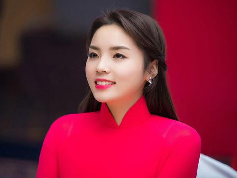 4. Tóc buộc nửa đầu: Rất phù hợp với những cô nàng có gương mặt thon nhỏ, nó sẽ tôn lên những đường nét trên gương mặt và làm cho khuôn mặt tròn đều hơn. Ảnh: Beleza.vn.