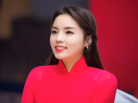 4. Tóc buộc nửa đầu: Rất phù hợp với những cô nàng có gương mặt thon nhỏ, nó sẽ tôn lên những đường nét trên gương mặt và làm cho khuôn mặt tròn đều hơn. Ảnh: Beleza.vn.