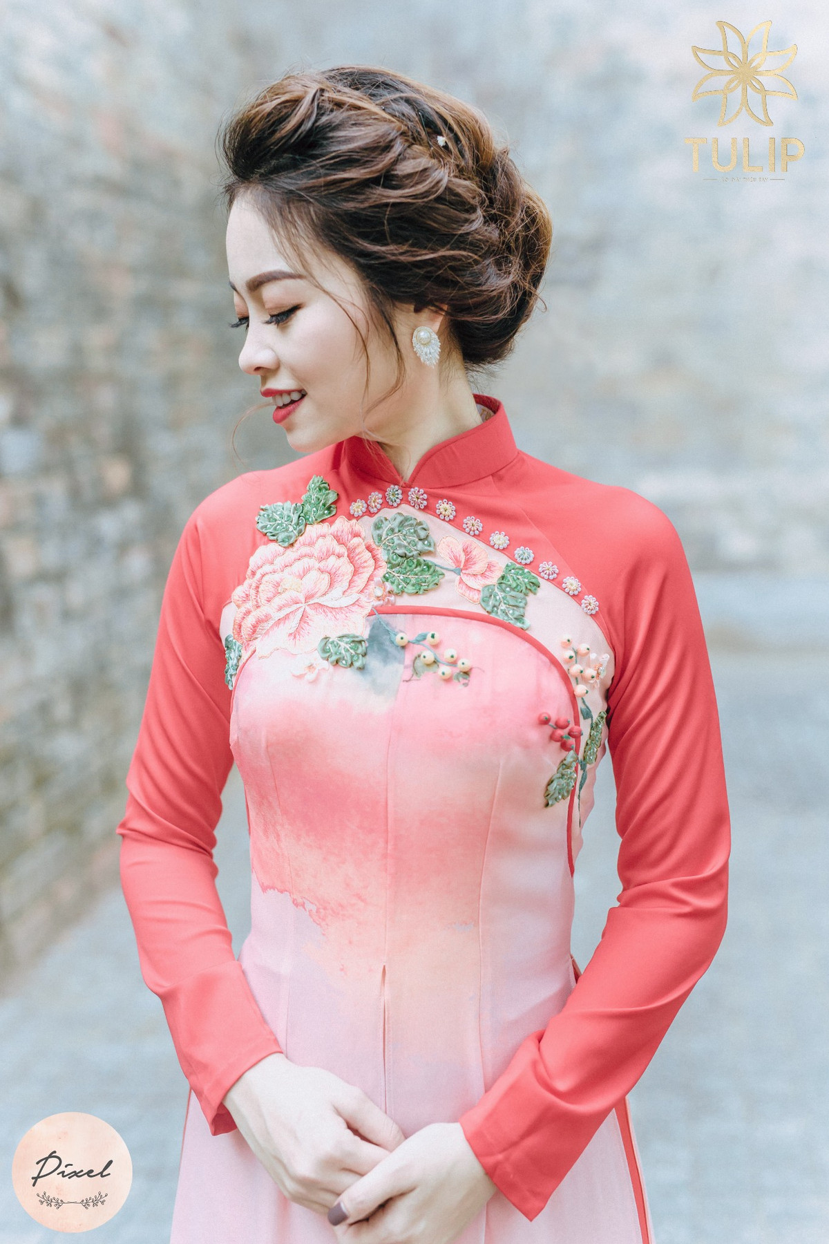 2. Tóc búi vương miện. Vòng tóc vương miện giống chiếc khăn đóng ngày xưa, phảng phất nét truyền thống, nhưng nó không phù hợp với những cô nàng mặt dài, góc cạnh hoặc tóc thưa nhé. Ảnh: aodaitulip.com.