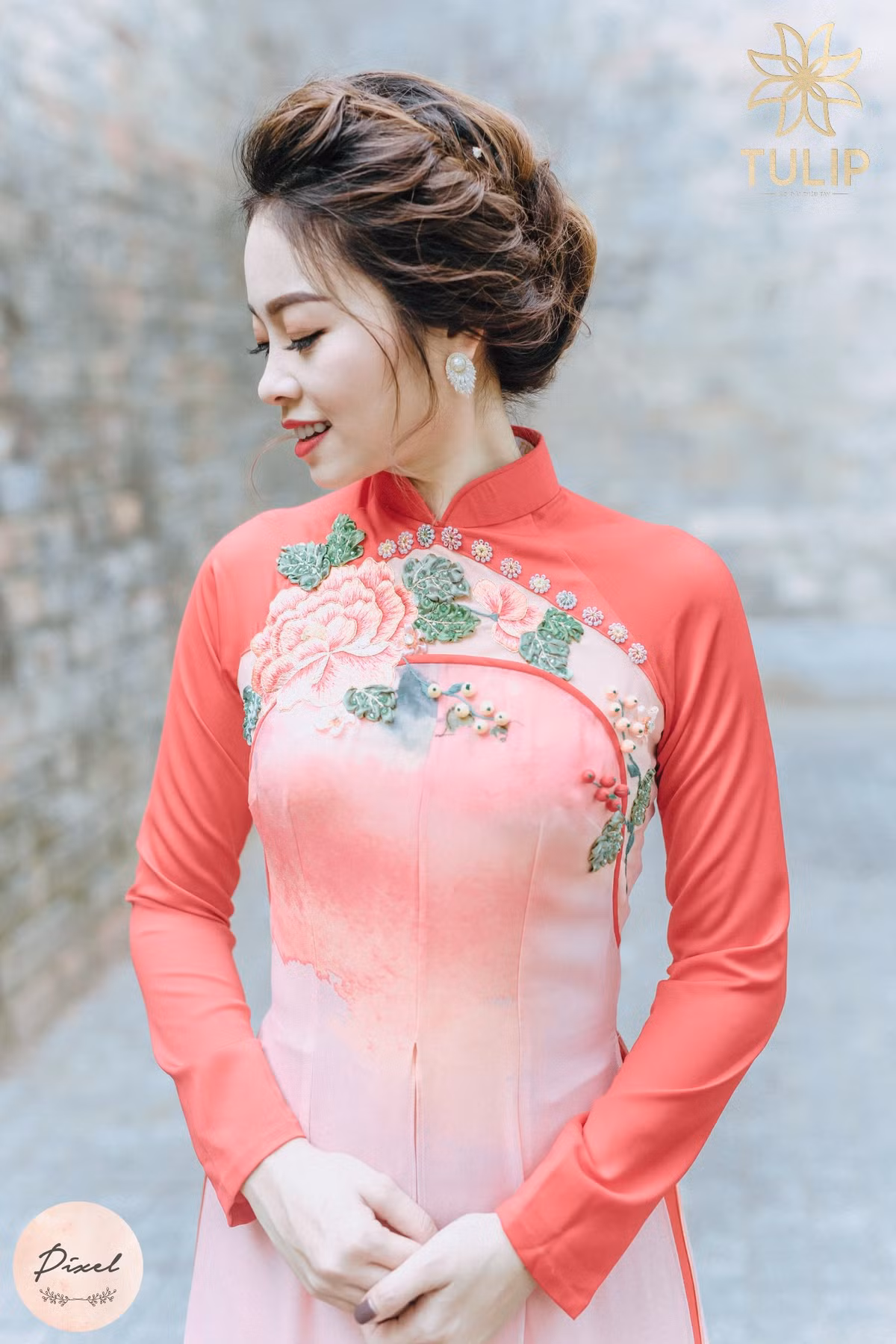 2. Tóc búi vương miện. Vòng tóc vương miện giống chiếc khăn đóng ngày xưa, phảng phất nét truyền thống, nhưng nó không phù hợp với những cô nàng mặt dài, góc cạnh hoặc tóc thưa nhé. Ảnh: aodaitulip.com.