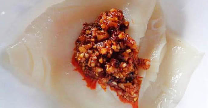 Trộn gia vị gồm: sa tế, ớt bột, sả băm, tỏi băm, hành tím băm, mật ong, dầu ăn, dầu hào, nước tương. Ướp mực với hỗn hợp sa tế đã trộn khoảng 30 phút cho mực ngấm. Ướp mực với hỗn hợp sa tế đã trộn khoảng 30 phút. Ảnh: PasGo.vn.