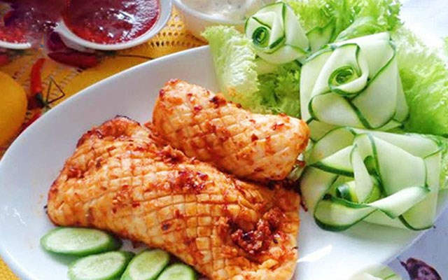 Sau đó, lấy que xiên thịt, xiên 2 bên đầu miếng mực để khi nướng mực không bị cong. Xếp mực ra vỉ. Lò nướng làm bóng 180 độ C trước 10 phút. Cho vỉ mực vào nướng 10 -12 phút là mực chín. Ảnh: Cooky.vn.