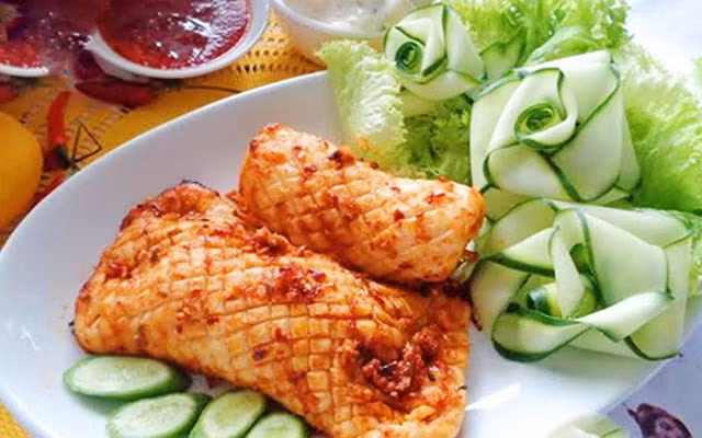 Sau đó, lấy que xiên thịt, xiên 2 bên đầu miếng mực để khi nướng mực không bị cong. Xếp mực ra vỉ. Lò nướng làm bóng 180 độ C trước 10 phút. Cho vỉ mực vào nướng 10 -12 phút là mực chín. Ảnh: Cooky.vn.