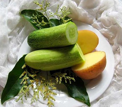 5. Mặt nạ khoai tây và dưa chuột: Cách đơn giản nhất là cắt dưa chuột hoặc khoai tây thành từng lát, sau đó nhắm mắt và đắp lên mắt khoảng 20-30 phút mỗi tối. Ảnh: cangdamat.com.