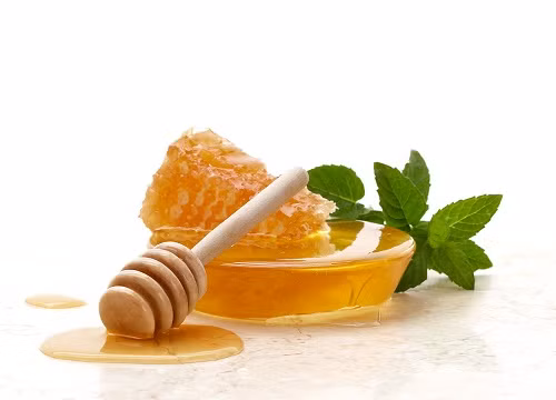 Bạn cũng có thể kết hợp bạc hà nghiền nát trộn chút mật ong, hoặc dầu oliu làm thành mặt nạ đắp mặt để vừa tăng tác dụng giảm thâm, sưng mắt, vừa bớt mụn trứng cá nhờ công dụng kháng khuẩn tuyệt vời của mật ong. Ảnh: minhlacongai.com.