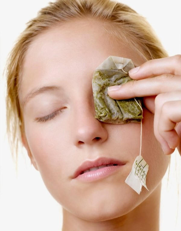 6. Chườm trà lạnh: Trước hết, đặt vài túi trà vào trong tủ lạnh sau đó sử dụng chúng để đặt lên đôi mắt và nghỉ ngơi trong 15 phút mỗi tối trước khi đi ngủ. Ảnh: thuocmoclong.com.