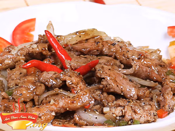 Bật nhỏ lửa và đảo đều tay để bò chín đều. Đảo khoảng 5 phút thì đổ 1 tô nhỏ nước vào. Đun lửa liu riu khoảng 30 phút. Khi đó, nước sền sệt và thịt bò đã mềm thì cho hành lá và ớt vào rồi tắt bếp. Ảnh: amthucnamchau.org.