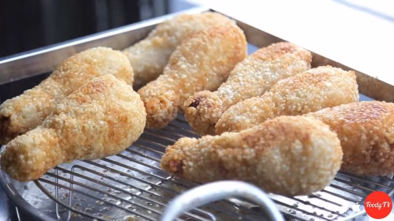 3. Xôi đùi gà. Nguyên liệu: Xúc xích, xôi nếp, trứng, rong biển, bột chiên xù, dầu ăn, tương ớt, tương cà. Xúc xích cắt làm đôi. Cho xôi vào thố, thêm rong biển vào trộn đều. Lấy ít xôi trộn rong biển ấn dẹt rồi cho xúc xích vào giữa và bọc kín lại. Ảnh: foody.com.