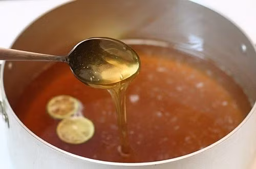 2. Chè con ong. Nguyên liệu: Xôi nếp, đường mật, gừng, lạc, vừng rang. Thái nhỏ tơi đường mật. Với gừng, cạo nhỏ và giã nhuyễn. Thêm 50 ml nước vào hòa với gừng rồi lọc bỏ bã, vắt lấy nước gừng. Ảnh: blog.beemart.com.