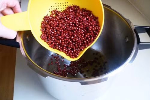 3. Chè đậu đỏ. Nguyên liệu: Đậu đỏ, đường, bột đao, nước cốt dừa. Để nấu chè đậu đỏ, chị em phải ngâm đậu với nước khoảng 6-8 tiếng đồng hồ. Đậu sau khi đã ngâm sẽ nở to và mềm hơn. Mẹ hãy vớt đậu ra rổ cho ráo nước. Ảnh: 2monanmoingay.com.